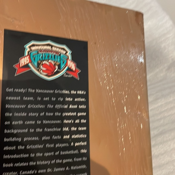 Vancouver Grizzlies: The Official Book, Smith, Doug Paper Back - Picture 4 of 12